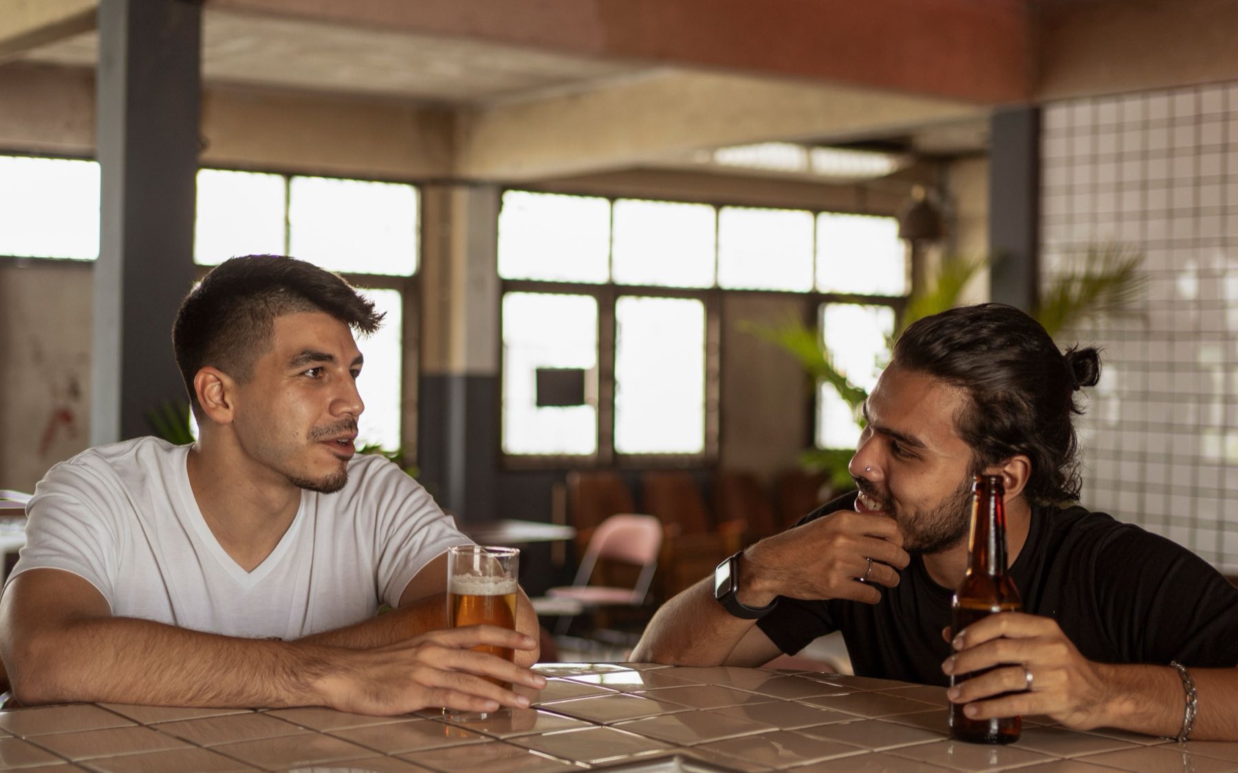 Los tres sentados alrededor de una mesa, hablando