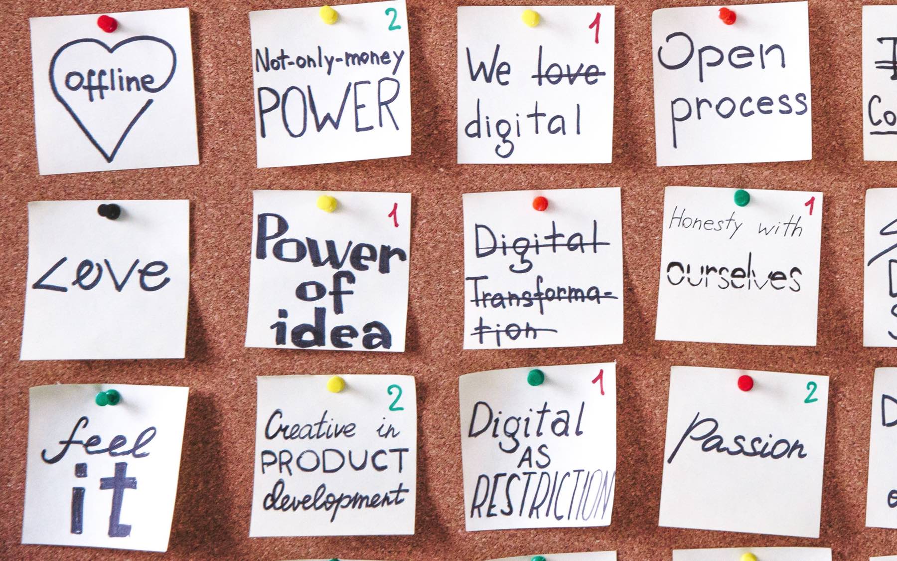 Pared llena de notas adhesivas con ideas