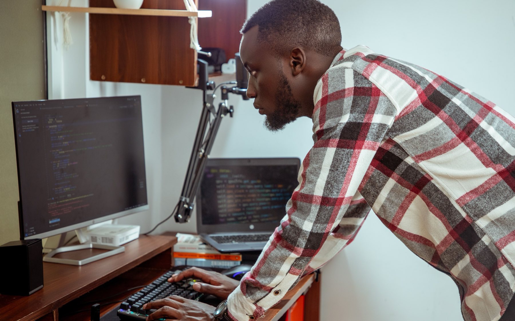Los tres trabajando por separado en sus pantallas